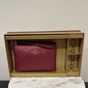 Coach Boxed Corner Zip Wristlet gift set New in box